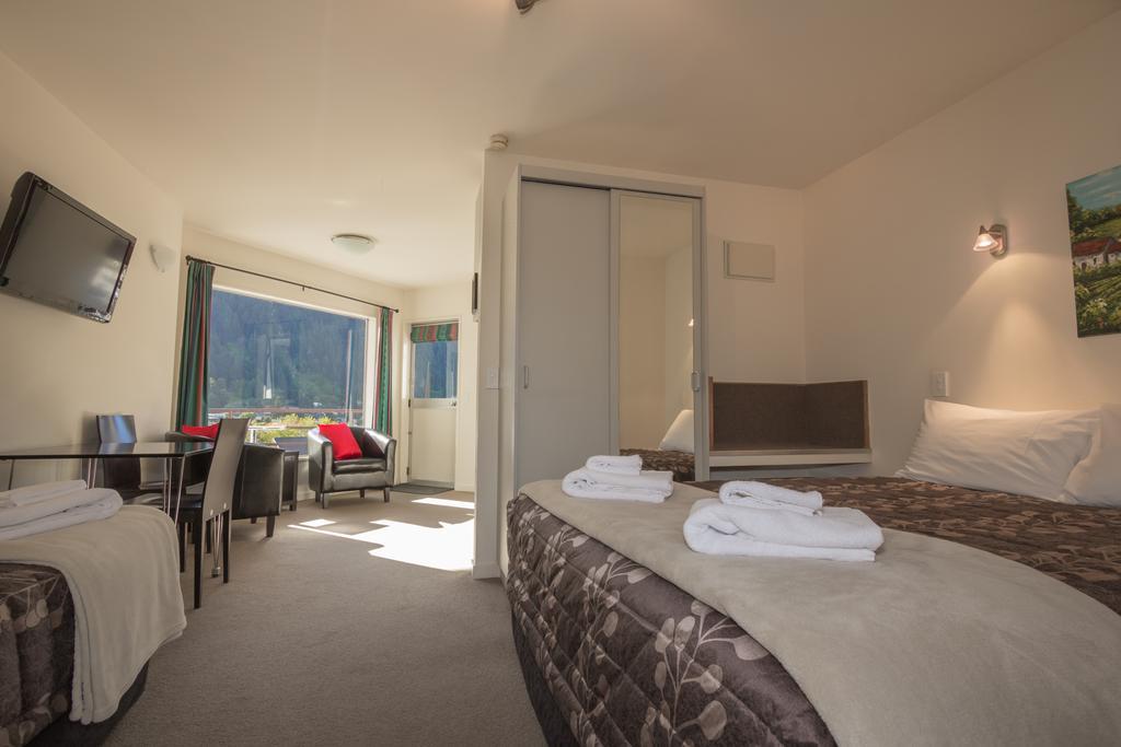 Caples Court & Motel 4*