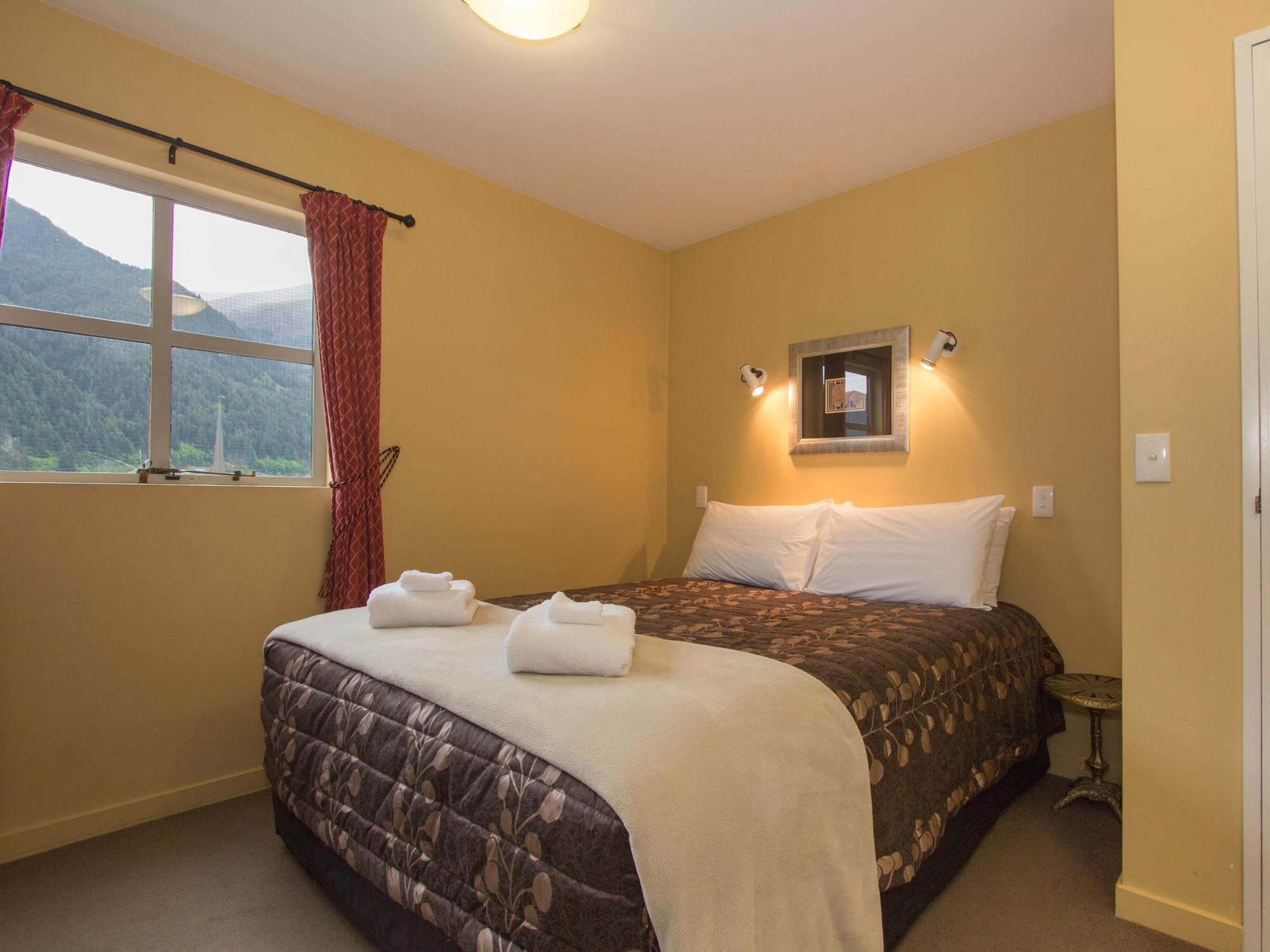 Caples Court & 4*