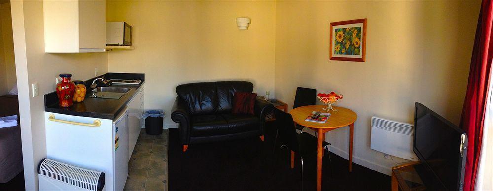 Caples Court & Motel 4*