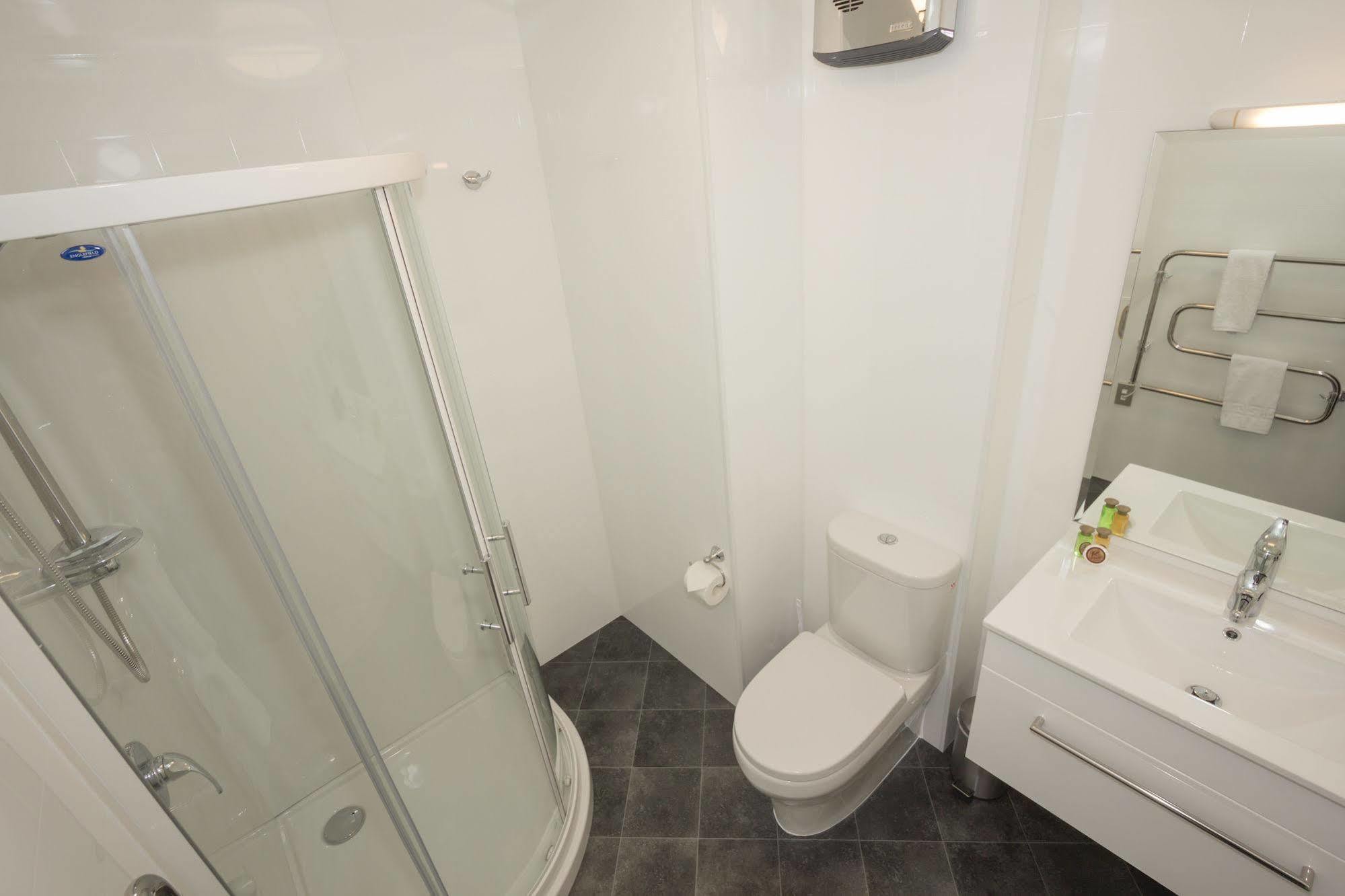 Caples Court & Motel 4*