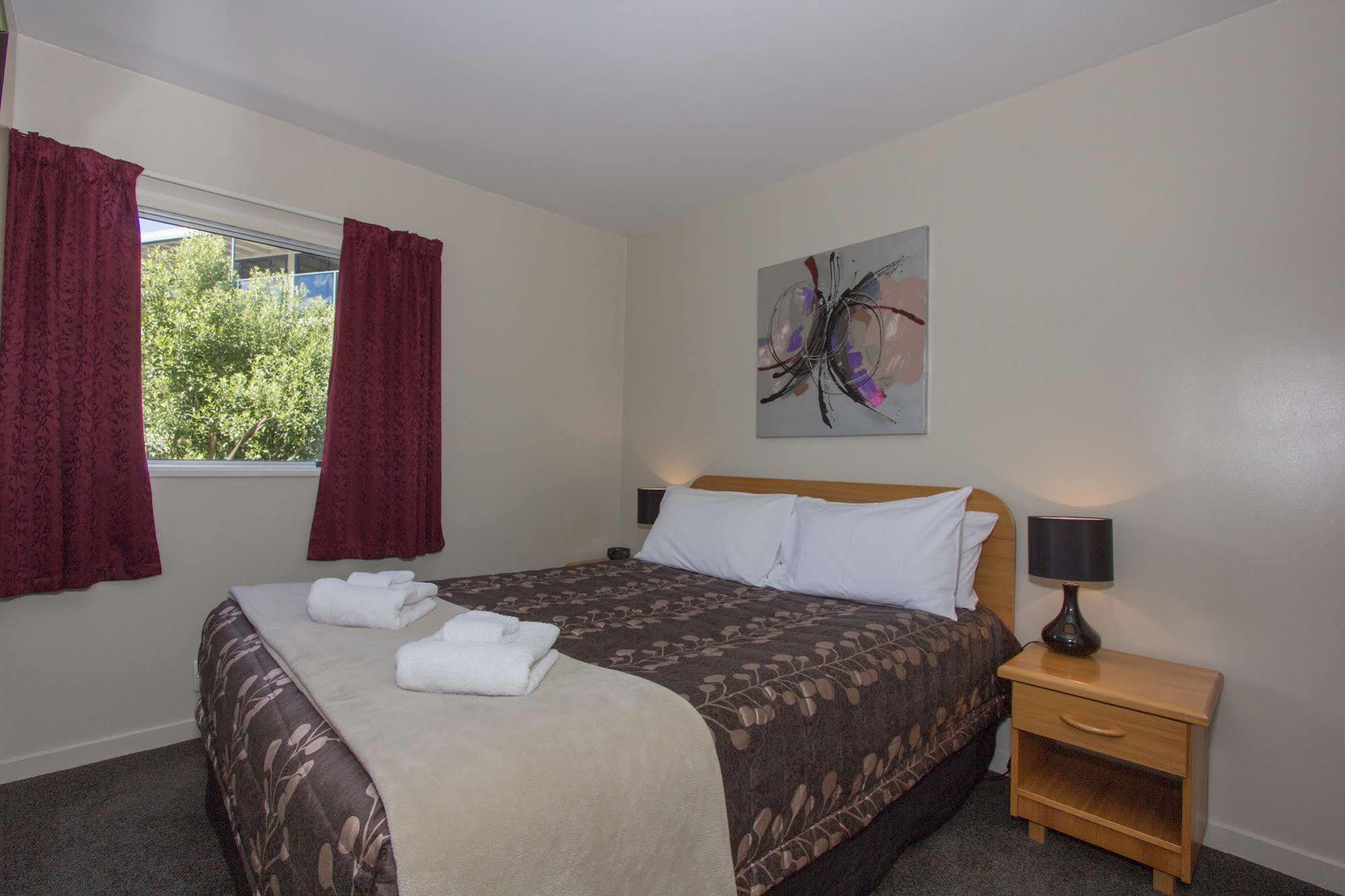 Caples Court & Motel