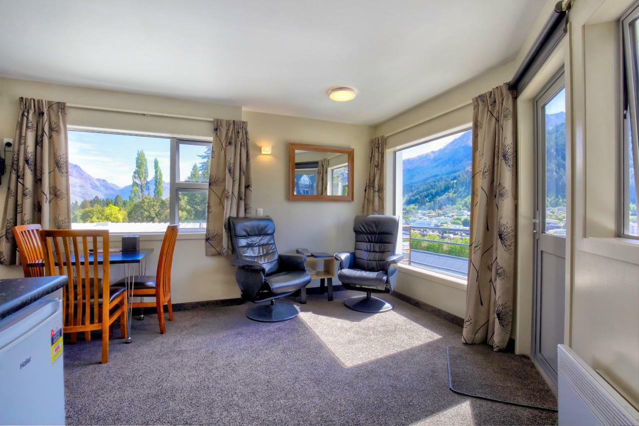 Caples Court & Motel 4*